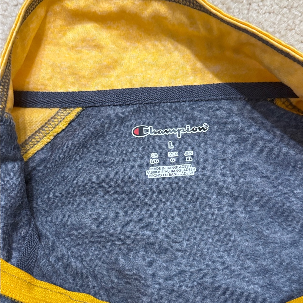 Wichita State Shockers Men’s Size L Champion Quarter-Zip Sweatshirt - Picture 3 of 3